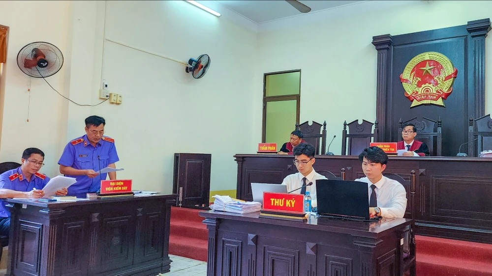 VKSND Cấp cao tại TP.HCM đã đề nghị HĐXX chấp nhận toàn bộ kháng nghị của VKSND tỉnh Kiên Giang, không chấp nhận đơn kháng cáo xin giảm nhẹ hình phạt, xin hưởng án treo của các bị cáo trong vụ nổ súng ở TP Phú Quốc. Ảnh: VĂN VŨ Vụ nổ súng ở TP Phú Quốc, tỉnh Kiên Giang