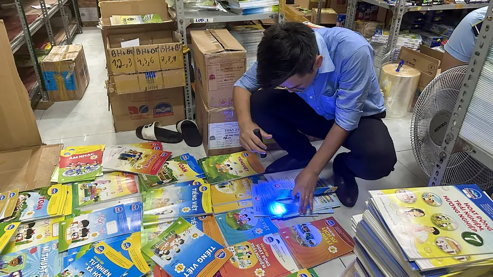 Qua kiểm tra, lực lượng quản lý thị trường tỉnh Sóc Trăng phát hiện một công ty đang kinh doanh các loại sách giáo khoa có dấu hiệu giả mạo nhãn hàng hóa, bao bì hàng hóa của Nhà xuất bản Giáo dục Việt Nam. Ảnh: DMS Quản lý thị trường tỉnh Sóc Trăng tạm giữ hơn 40.000 quyển sách giáo khoa giả