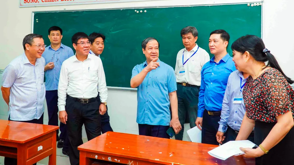 Ông Nguyễn Kim Sơn, Bộ trưởng Bộ GD&ĐT kiểm tra công tác chuẩn bị kỳ thi tốt nghiệp THPT năm 2024 tại tỉnh Hậu Giang. Ảnh: THÀNH THẬT Bộ trưởng Nguyễn Kim Sơn kiểm tra công tác chuẩn bị kỳ thi tốt nghiệp tại tỉnh Hậu Giang