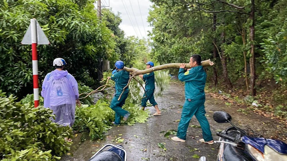 Ảnh hưởng mưa dông ngày 15-6, trên xã Hòn Tre (huyện Kiên Hải, tỉnh Kiên Giang) có bốn tàu bị chìm, năm căn nhà bị tốc mái. Ảnh: HOÀNG HỮU TP Cần Thơ và tỉnh Kiên Giang ghi nhận trường hợp tử vong do mưa dông