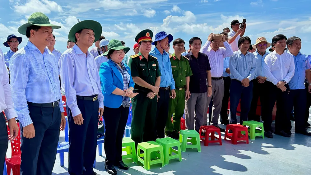 Ông Lâm Văn Mẫn (thứ hai từ trái qua), Bí thư Tỉnh ủy Sóc Trăng; ông Trần Văn Lâu (bìa trái), Chủ tịch UBND tỉnh Sóc Trăng tham dự lễ khởi công. Ảnh: LÊ ĐÌNH Chính thức mở rộng thí điểm sử dụng cát biển làm nền đường cao tốc