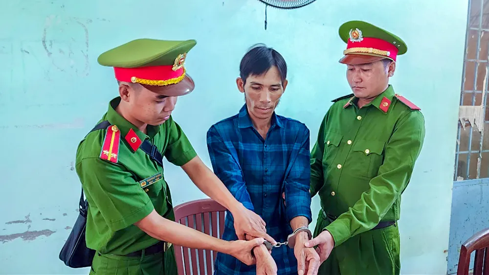 Bị can Đặng Văn Thắm bị Cơ quan CSĐT Công an tỉnh Kiên Giang khởi tố, bắt tạm giam. Ảnh: VĂN VŨ Công an ở tỉnh Kiên Giang đã bắt 8 bị can trong nhóm 'làm luật' trên biển