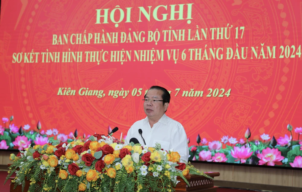 Ông Mai Văn Huỳnh, Phó Bí thư Thường trực Tỉnh ủy Kiên Giang phát biểu chỉ đạo tại hội nghị. Ảnh: HOÀNG HỮU phu-quoc-cuong-che-nong