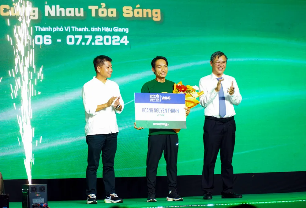 Ông Trương Cảnh Tuyên, Phó Chủ tịch thường trực UBND tỉnh Hậu Giang trao hoa và biểu trưng tham gia du đấu giải Berlin Marathon cho vận động viên Hoàng Nguyên Thanh. Ảnh: VÕ TRINH khai-mac-giai-marathon-tinh-hau-giang-1.jpg