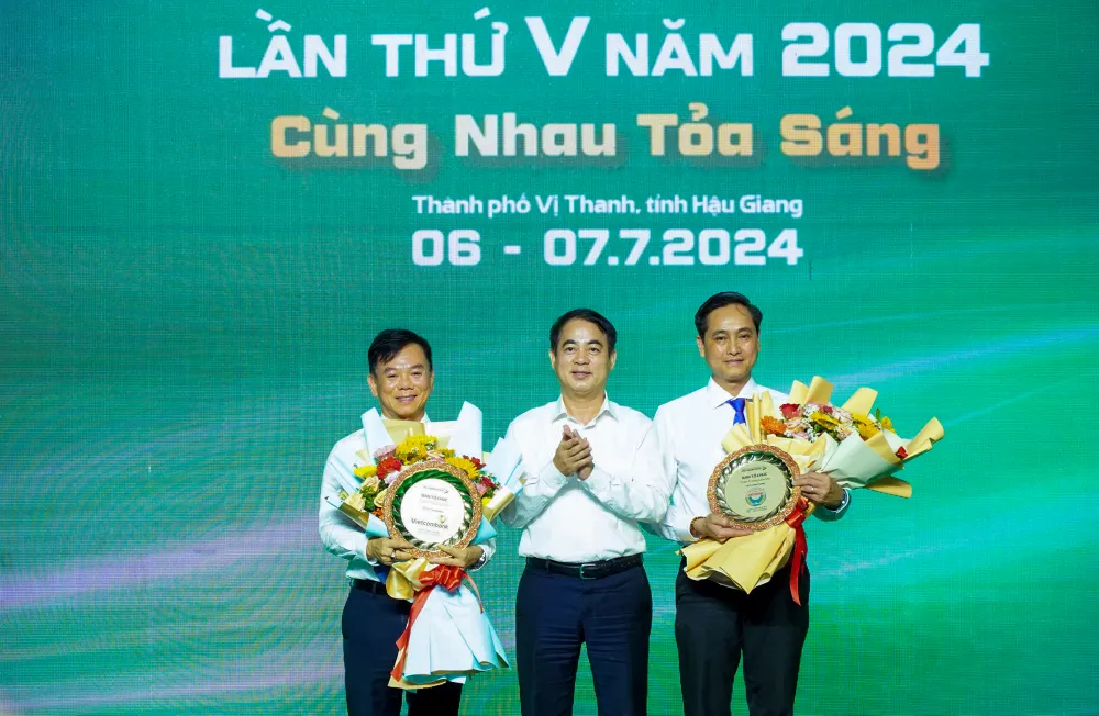 Ông Nghiêm Xuân Thành, Bí thư Tỉnh ủy Hậu Giang tặng hoa và kỷ niệm chương cho nhà tài trợ thương hiệu và nhà tài trợ kim cương. Ảnh: VÕ TRINH Tỉnh Hậu Giang khai mạc giải marathon quốc tế lần thứ 5