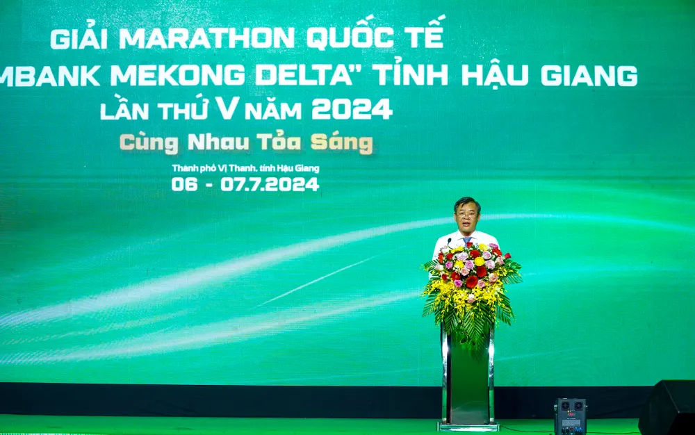 Ông Trương Cảnh Tuyên, Phó Chủ tịch Thường trực UBND tỉnh Hậu Giang phát biểu khai mạc. Ảnh: VÕ TRINH khai-mac-giai-marathon-tinh-hau-giang-3.jpg