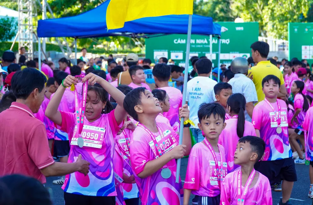 Sáng 6-7, hơn 2.000 vận động viên nhí đã tham gia chạy ở cự ly 1,1km dành cho trẻ em và 2,4km dành cho thiếu niên. Ảnh: VÕ TRINH khai-mac-giai-marathon-tinh-hau-giang-5.jpg