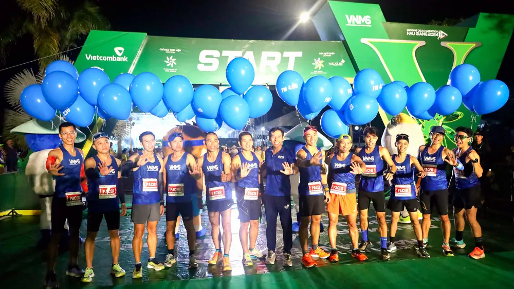 Các runner hào hứng chụp ảnh check-in trước khi bước vào các cự ly thi đấu. Ảnh: AP Vận động viên nước ngoài phá kỷ lục tại giải marathon tỉnh Hậu Giang
