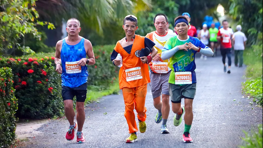 Tham gia giải chạy, nhiều runner cũng không quên cosplay thành những nhân vật, hình tượng yêu thích để tạo điểm nhấn. Ảnh: AP iai-marathon-tinh-hau-giang-5.jpg
