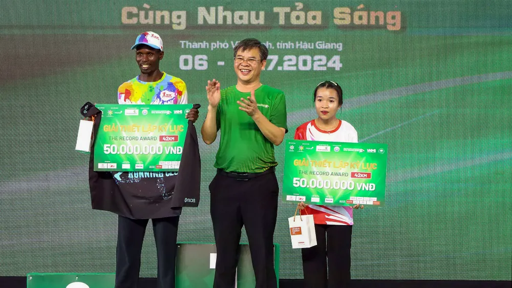 Ở cự ly 42km, với thành tích 2 giờ 29 phút 23 giây, nam vận động viên Edwin Yebei Kiptoo (quốc tịch Kenya) đã phá vỡ kỷ lục năm 2023. Còn nữ vận động viên Lê Thị Tuyết tiếp tục bảo vệ thành công ngôi vô địch với thời gian hoàn thành cự ly là 2 giờ 54 phút 13 giây. Ảnh: AP iai-marathon-tinh-hau-giang-6.jpg