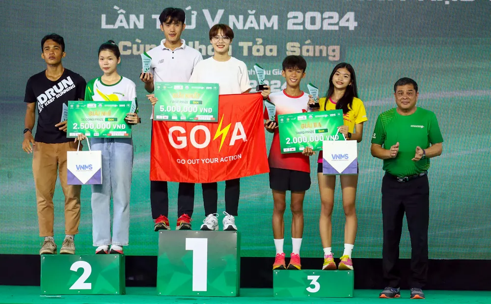 Ông Nguyễn Văn Bảy, Giám đốc Sở VH-TT&DL tỉnh Hậu Giang trao các giải nhất, nhì, ba cho các vận động viên ở cự ly 5km. Ảnh: AP iai-marathon-tinh-hau-giang-8.jpg