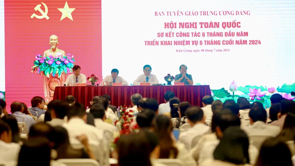 Toàn cảnh Hội nghị. Ảnh: NGUYỄN HUY Trưởng Ban Tuyên giáo Trung ương: Gỡ bỏ các trang tin điện tử đăng tin xấu độc, sai sự thật