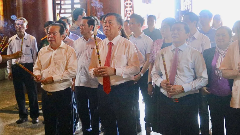 Ông Nguyễn Trọng Nghĩa dẫn đầu Đoàn công tác đến dâng hoa, dâng hương tại tượng đài Bác Hồ và đền thờ liệt sĩ Phú Quốc. Ảnh: HOÀNG HỮU truong-ban-tuyen-giao-trung-uong-du-hoi-nghi-tp-phu-quoc-5.jpg