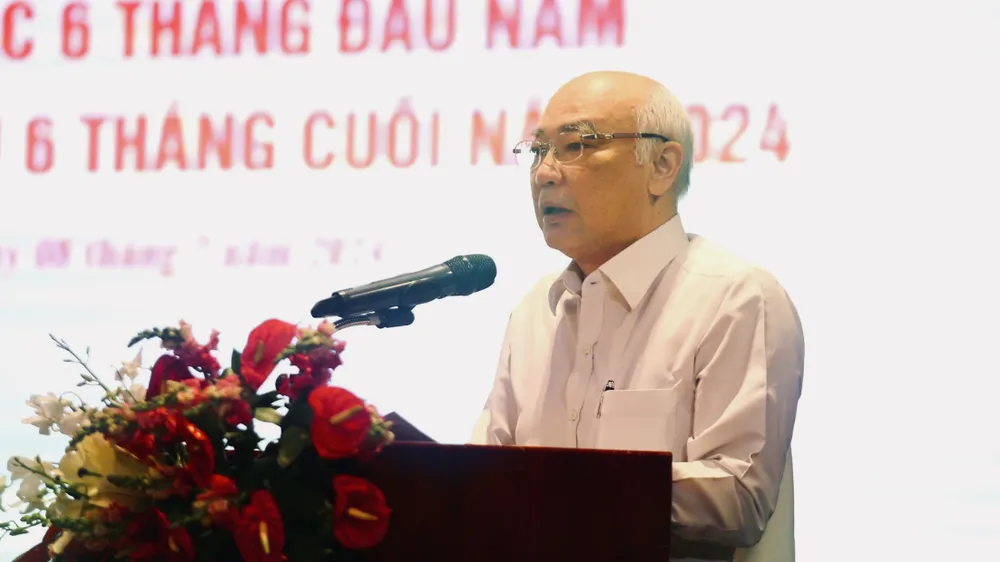 Ông Phan Nguyễn Như Khuê, Trưởng Ban Tuyên giáo Thành ủy TP.HCM phát biểu thảo luận tại Hội nghị sơ kết. Ảnh: NGUYỄN HUY truong-ban-tuyen-giao-trung-uong-du-hoi-nghi-tp-phu-quoc-6.jpg