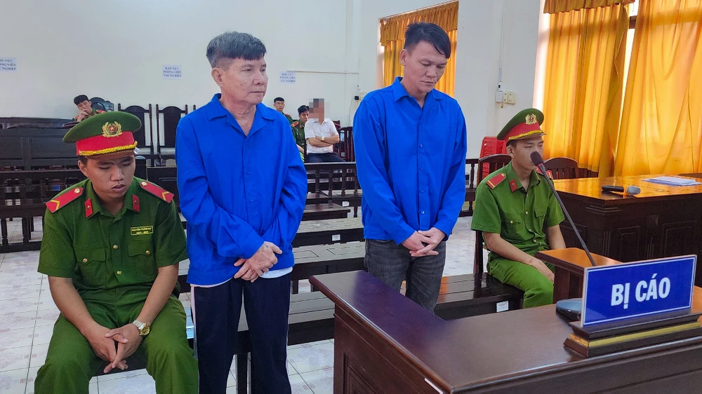 Từ trái qua: Bị cáo Nguyễn Ngọc Tùng và bị cáo Huỳnh Hữu Phước tại phiên xét xử sơ thẩm. Ảnh: VĂN VŨ TAND tỉnh Kiên Giang