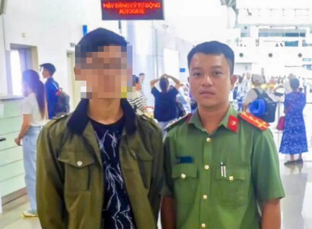 Công an tỉnh Kiên Giang hỗ trợ làm thủ tục xuất cảnh giúp em ZH, công dân Trung Quốc trở về nước đoàn tụ với gia đình sau 5 năm lưu lạc tại Việt Nam. Ảnh: CAKG Đại sứ quán Trung Quốc gửi Công hàm cảm ơn Công an tỉnh Kiên Giang