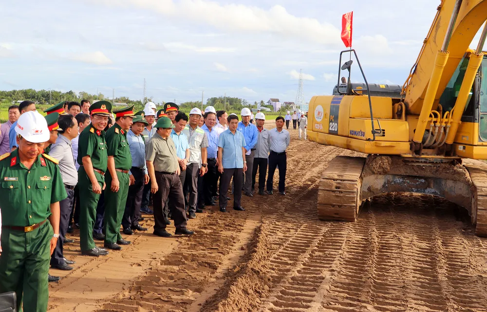 Thủ tướng Phạm Minh Chính dẫn đầu đoàn công tác của Chính phủ đến kiểm tra công tác tổ chức thi công tại dự án cao tốc Cần Thơ - Cà Mau đoạn qua tỉnh Hậu Giang. Ảnh: CHÂU ANH Thủ tướng Phạm Minh Chính kiểm tra tiên dộ thi công cao tốc Bắc Nam