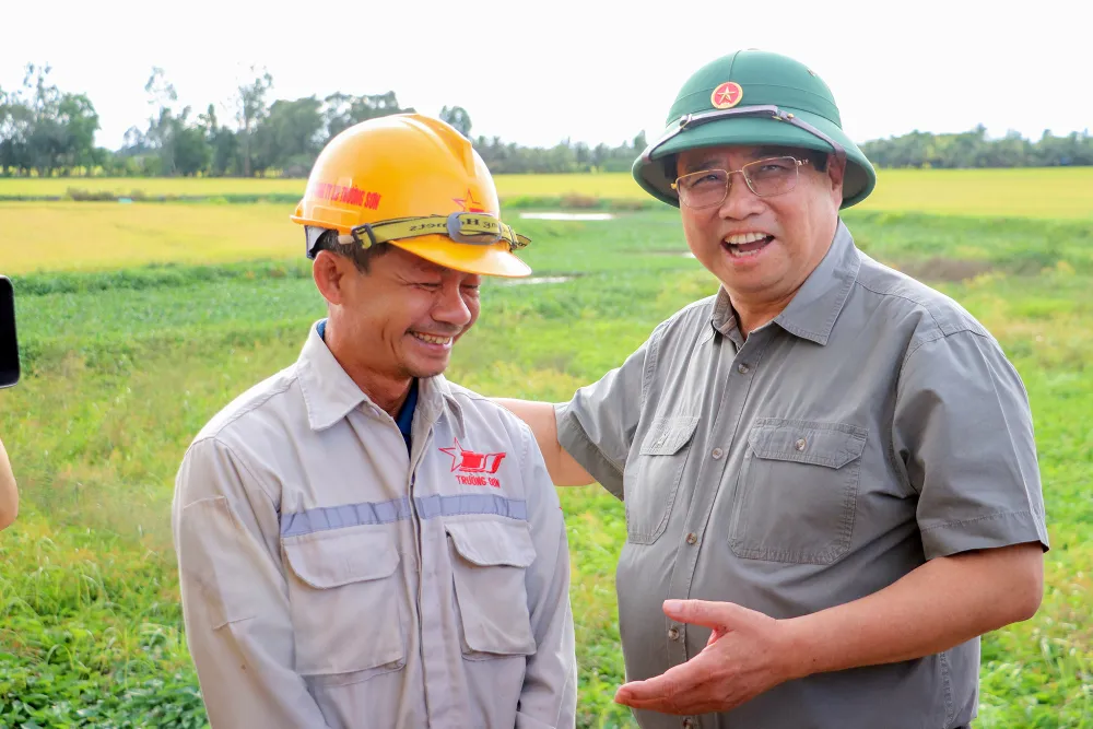 Thủ tướng Phạm MInh Chính thăm hỏi, động viên các công nhân đang thi công tại dự án cao tốc Cần Thơ - Cà Mau. Ảnh: CHÂU ANH thu-tuong-kiem-tra-cao-toc-7.jpg