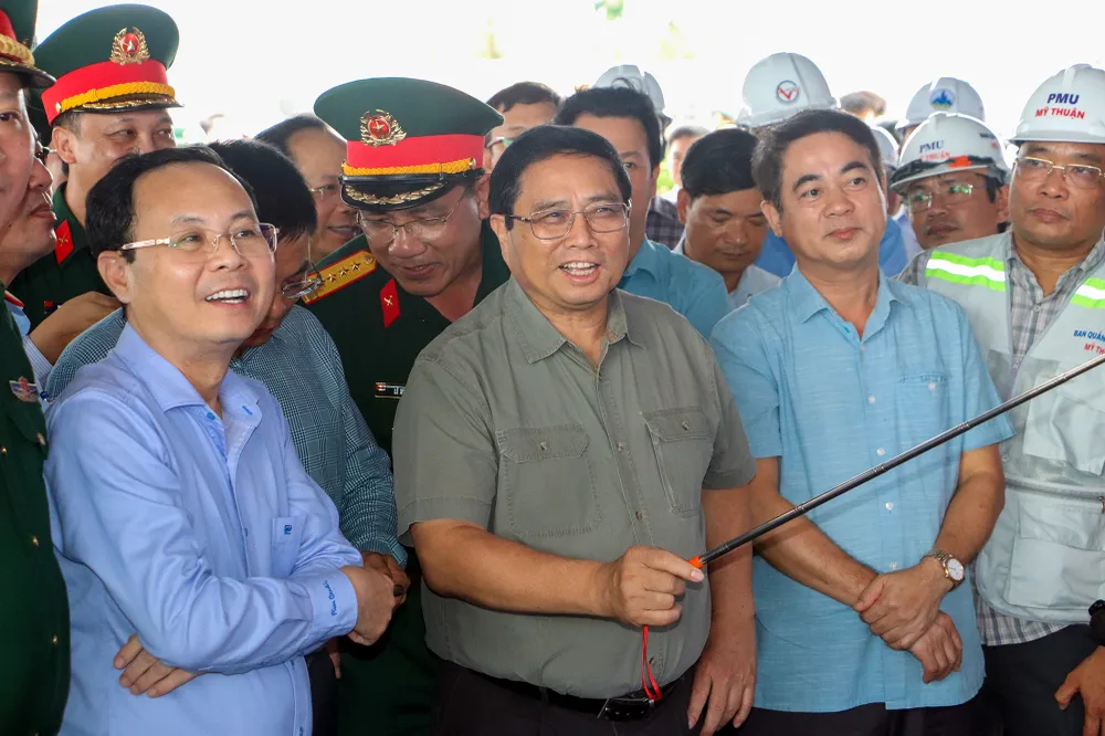 Thủ tướng Phạm Minh Chính lưu ý phải tổ chức thi công khoa học, đảm bảo hoàn thành, đưa vào khai thác đồng bộ đường cao tốc và 11 nút giao trên tuyến đúng kế hoạch. Ảnh: CHÂU ANH thu-tuong-kiem-tra-cao-toc-9.jpg