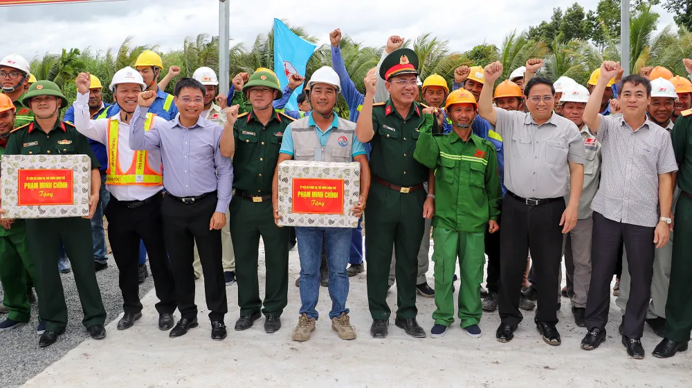 thu-tuong-pham-minh-chinh-kiem-tra-cao-toc-hau-giang-4.jpg