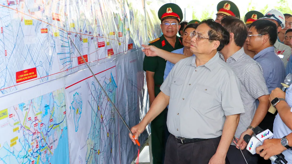 Thủ tướng Phạm Minh Chính nhấn mạnh tuyến cao tốc trục ngang Châu Đốc - Cần Thơ - Sóc Trăng kết nối tuyến cao tốc trục dọc Cần Thơ - Cà Mau đi qua địa bàn tỉnh, sẽ tạo dư địa cho địa phương phát triển rất lớn. Ảnh: CHÂU ANH Thủ tướng Phạm Minh Chính kiểm tra cao tốc trục ngang đoạn qua địa bàn tỉnh Hậu Giang