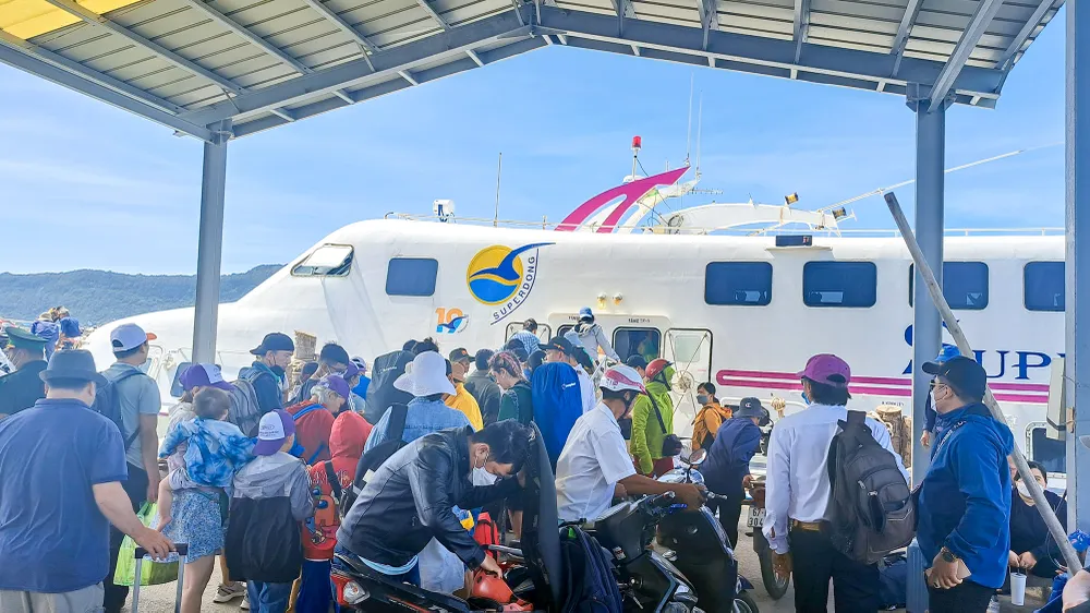 Từ trưa 14-7, tàu phà cao tốc từ TP Hà Tiên đi TP Phú Quốc và ngược lại đã hoạt động trở lại. Ảnh: HOÀNG HỮU Hơn 700 du khách còn 'mắc kẹt' ở đảo Nam Du do thời tiết xấu