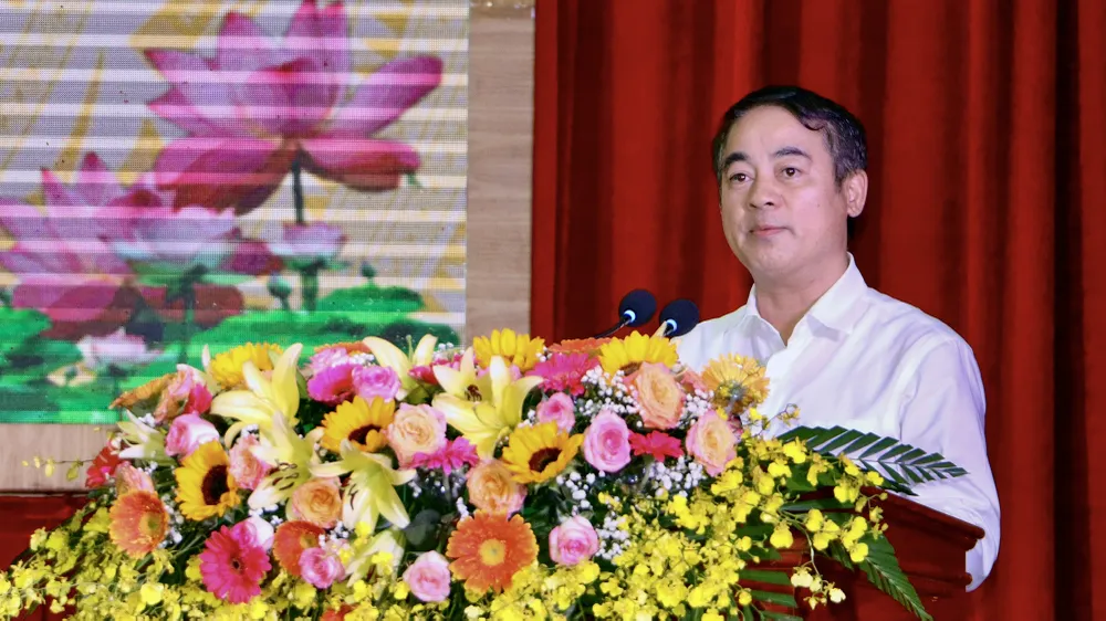 Ông Nghiêm Xuân Thành, Bí thư Tỉnh ủy Hậu Giang phát biểu tại Hội nghị biểu dương phụ nữ điển hình tiên tiến trong phong trào toàn dân bảo vệ an ninh Tổ quốc. Ảnh: CHÂU ANH bo-cong-an-khen-thuong-1.jpg