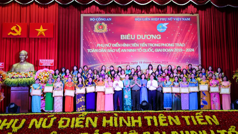 Trung tướng Lê Quốc Hùng, Thứ trưởng Bộ Công an tặng Bằng khen cho các tập thể, cá nhân có thành tích xuất sắc, tiêu biểu trong phong trào toàn dân bảo vệ an ninh Tổ quốc giai đoạn 2019-2024. Ảnh: CHÂU ANH bo-cong-an-khen-thuong-10.jpg