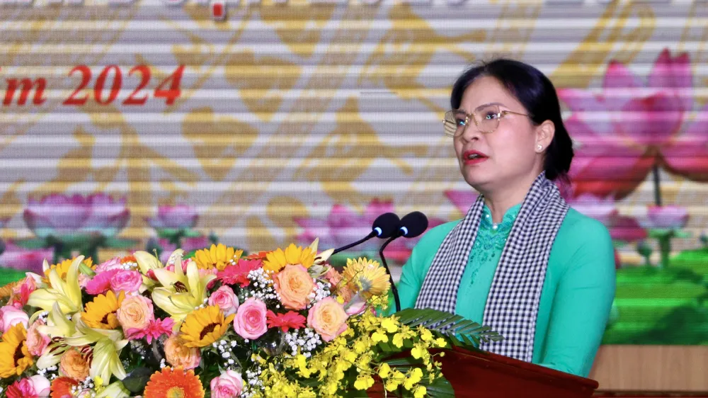 Bà Hà Thị Nga, Chủ tịch Hội Liên hiệp phụ nữ Việt Nam cho biết cán bộ, hội viên phụ nữ đã cung cấp kịp thời khoảng 19.000 nguồn tin có giá trị liên quan đến công tác an ninh trật tự, an toàn xã hội. Ảnh: CHÂU ANH bo-cong-an-khen-thuong-2.jpg