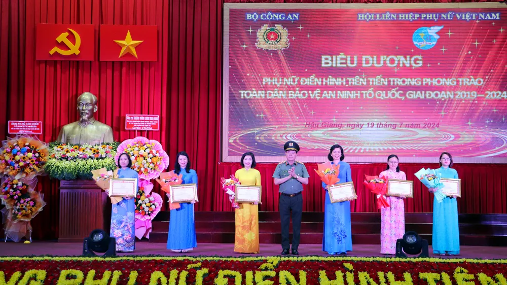 bo-cong-an-khen-thuong-7.jpg