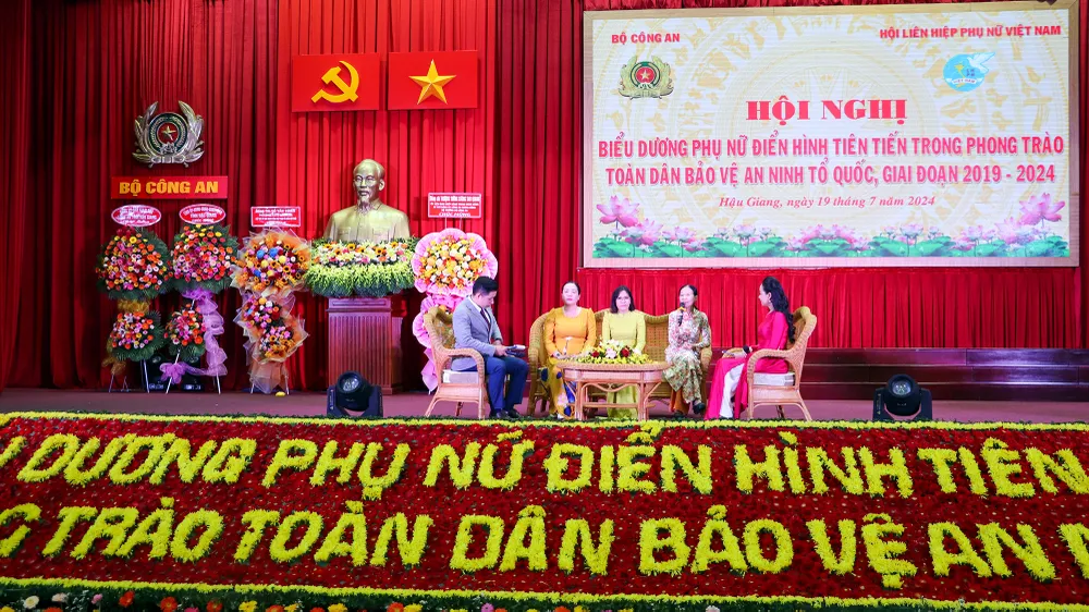 Giao lưu với sáu điển hình tiêu biểu trong phong trào toàn dân bảo vệ an ninh Tổ quốc. Ảnh: CHÂU ANH bo-cong-an-khen-thuong-9.jpg