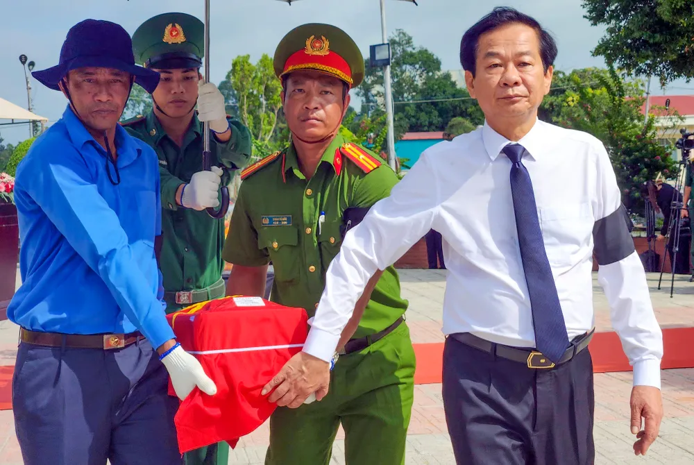 Ông Đỗ Thanh Bình, Bí thư tỉnh ủy Kiên Giang thực hiện nghi thức an táng hài cốt liệt sĩ tại Nghĩa trang liệt sĩ huyện Hòn Đất. Ảnh: ANH TRINH Tỉnh Kiên Giang tổ chức Lễ truy điệu và an táng 28 hài cốt liệt sĩ