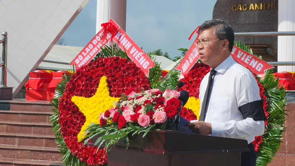 Ông Nguyễn Lưu Trung, Phó Chủ tịch UBND tỉnh Kiên Giang phát biểu tại buổi Lễ truy điệu và an táng hài cốt liệt sĩ quân tình nguyện, chuyên gia Việt Nam hi sinh tại Campuchia và trong nước. Ảnh: ANH TRINH Tỉnh Kiên Giang tổ chức Lễ truy điệu và an táng 28 hài cốt liệt sĩ