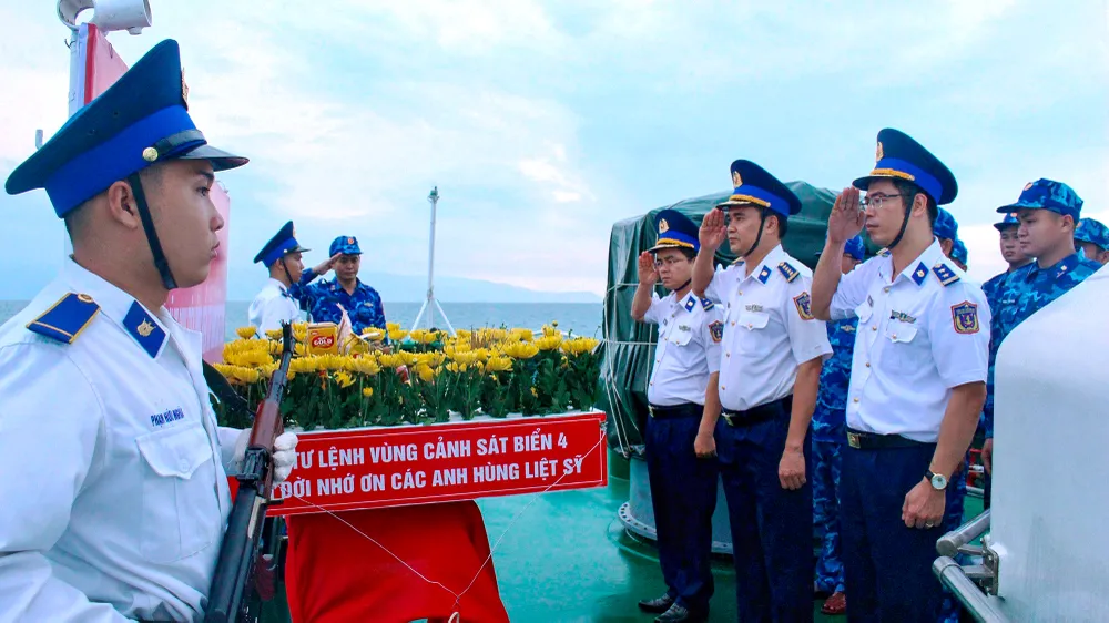 Đại tá Trần Văn Lượng, Tư lệnh Vùng Cảnh sát biển 4 cùng đoàn công tác đến dâng hoa, dâng hương tưởng niệm các Anh hùng liệt sĩ hi sinh trên vùng biển Tây Nam. Ảnh: KHÁNH LINH vung-canh-sat-bien-4-tri-an-liet-si.jpg