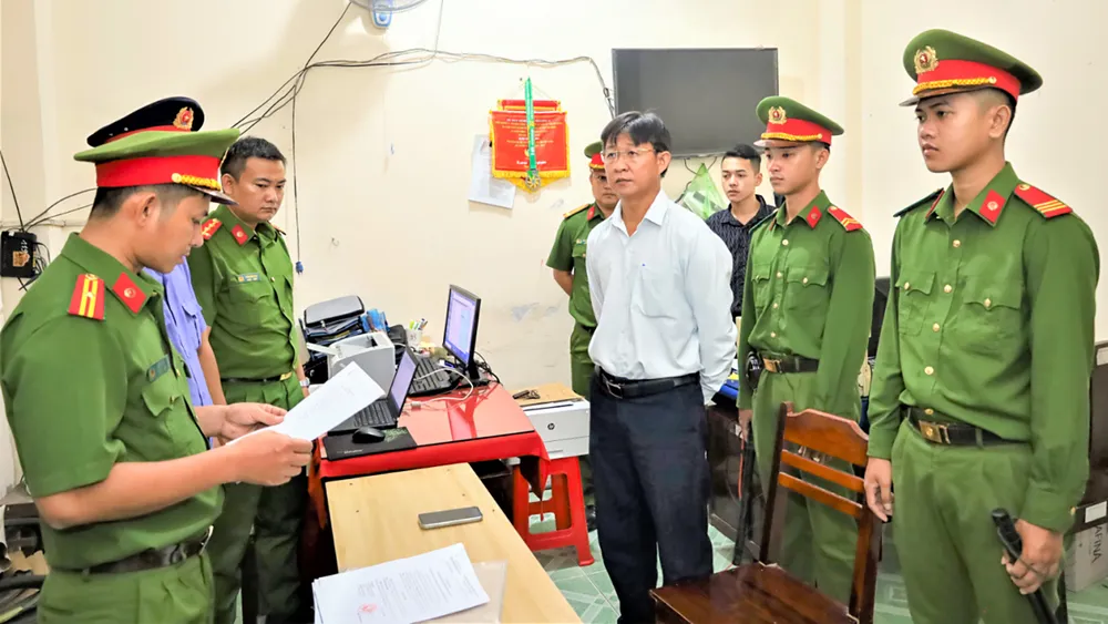1 Phó BQL các khu công nghiệp tỉnh Hậu Giang cùng 2 thuộc cấp bị bắt