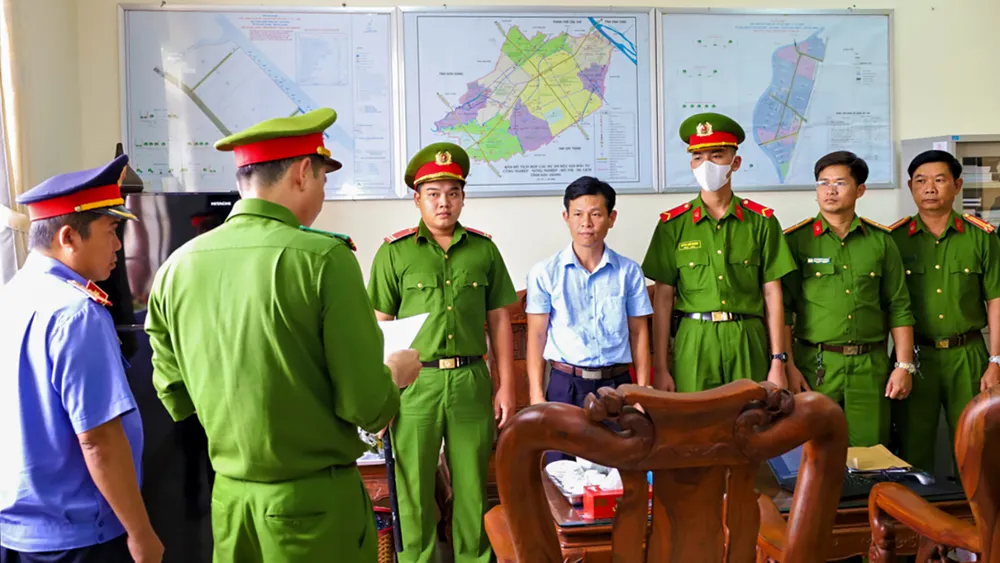 1 Phó BQL các khu công nghiệp tỉnh Hậu Giang cùng 2 thuộc cấp bị bắt