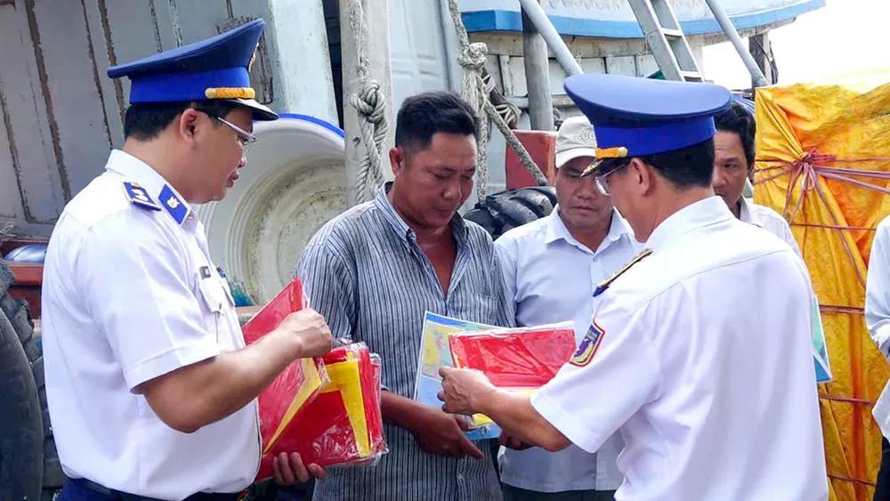 Vùng cảnh sát biển 4 phổ biến pháp luật về chống khai thác IUU cho ngư dân