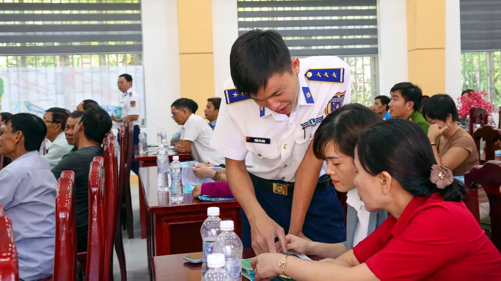 Vùng cảnh sát biển 4 phổ biến pháp luật về chống khai thác IUU cho ngư dân