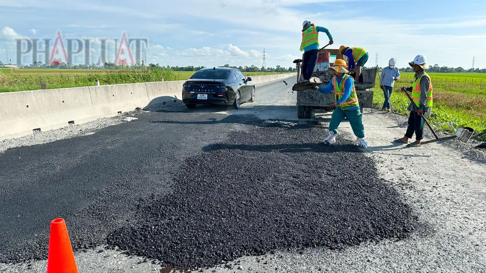 Thường xuyên kiểm tra để phát hiện, khắc phục khuyết điểm cục bộ trên Lộ Tẻ - Rạch Sỏi