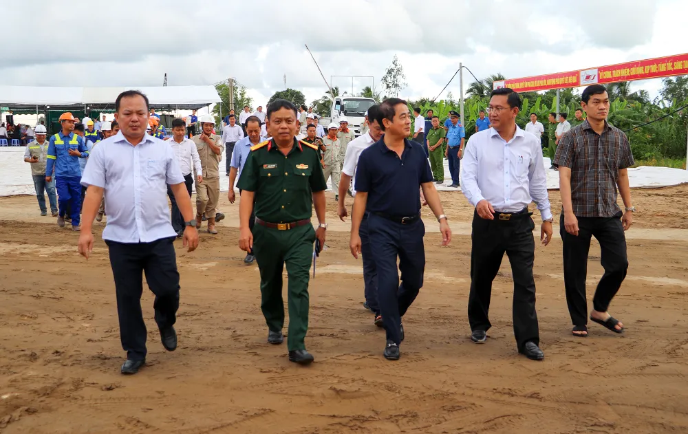 Bí thư Tỉnh ủy Hậu Giang thăm hỏi, động viên công nhân thi công cao tốc