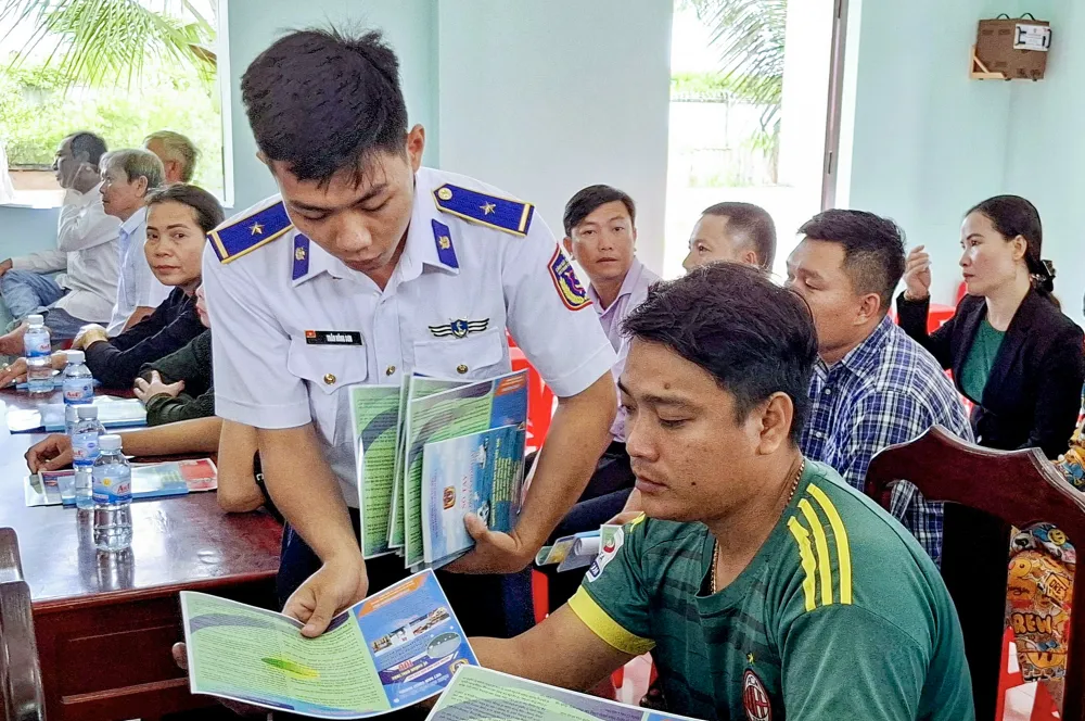 Vùng Cảnh sát biển 4 đồng hành cùng ngư dân Bạc Liêu tháo gỡ thẻ vàng EC