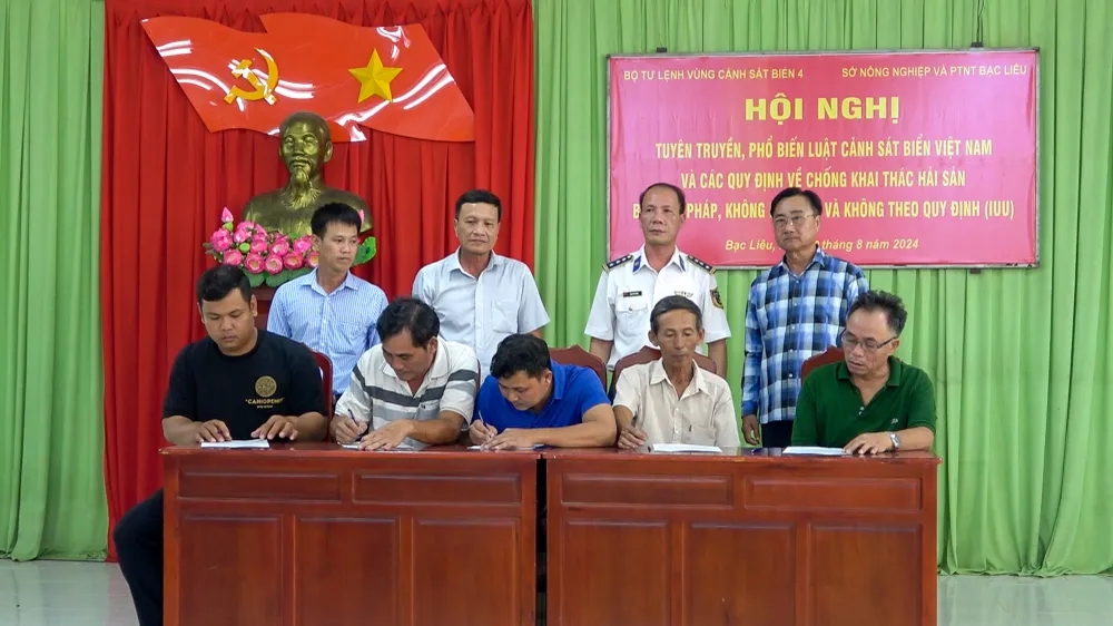 Vùng Cảnh sát biển 4 đồng hành cùng ngư dân Bạc Liêu tháo gỡ thẻ vàng EC