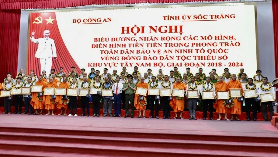Bộ Công an đã tặng Bằng khen cho 27 tập thể tiêu biểu, 41 cá nhân điển hình tiên tiến thuộc 13 tỉnh khu vực Tây Nam Bộ có thành tích xuất sắc trong phong trào. Ảnh: CAST Người dân khu vực Tây Nam Bộ cung cấp hơn 181.000 tin báo an ninh trật tự