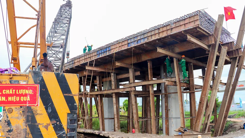 Theo kế hoạch năm 2024, tiến độ của hai gói thầu của dự án thành phần 3 thuộc dự án cao tốc Châu Đốc - Cần Thơ - Sóc Trăng chậm tiến độ khoảng 14% so với kế hoạch đề ra. Ảnh: CHÂU ANH Cao tốc trục ngang tại tỉnh Hậu Giang chậm 14% so với kế hoạch
