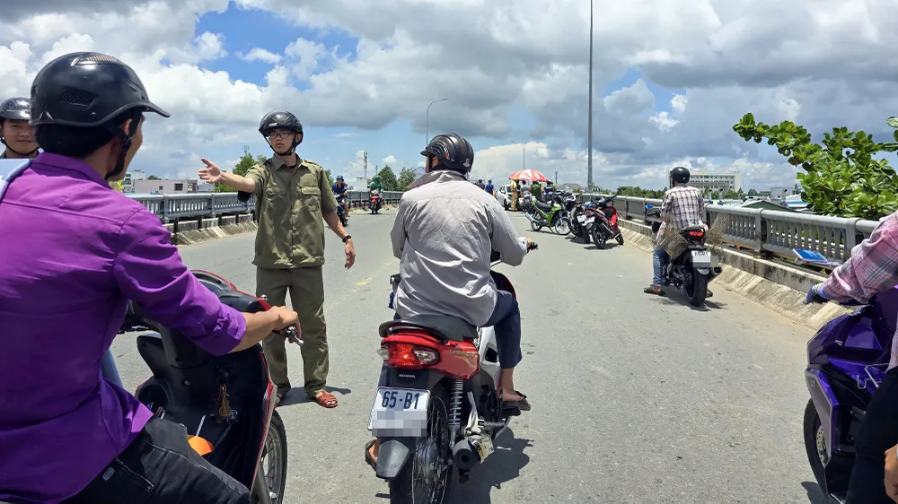 Lực lượng chức năng có mặt tại hiện trường để xác minh điều tra nguyên nhân vụ việc và điều tiết giao thông. Ảnh: BT tai-nan-giao-thong-tp-can-tho-4.jpg