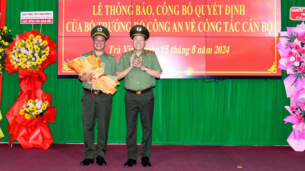 Trung tướng Lê Quốc Hùng, Thứ trưởng Bộ Công an trao Quyết định điều động, bổ nhiệm Đại tá Trần Xuân Ánh, Giám đốc Công an tỉnh Trà Vinh giữ chức Giám đốc Công an tỉnh Thái Bình. Ảnh: CATV Giám đốc Công an tỉnh Trà Vinh giữ chức Giám đốc Công an tỉnh Thái Bình