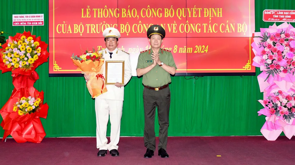 Trung tướng Lê Quốc Hùng, Thứ trưởng Bộ Công an trao Quyết định điều động, bổ nhiệm Đại tá Nguyễn Thanh Hải, Phó Giám đốc Công an tỉnh Đồng Tháp giữ chức Giám đốc Công an tỉnh Trà Vinh. Ảnh: CATV tinh-tra-vinh-2.jpg