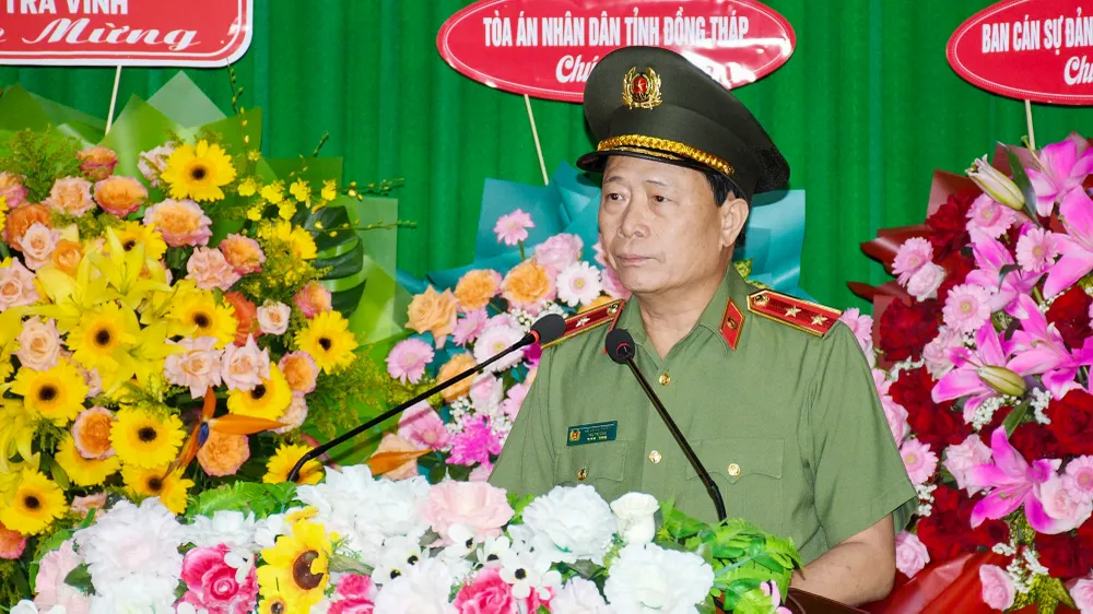 Trung tướng Lê Quốc Hùng, Thứ trưởng Bộ Công an phát biểu tại Lễ công bố các Quyết định của Bộ trưởng Bộ Công an. Ảnh: CATV tinh-tra-vinh-3.jpg