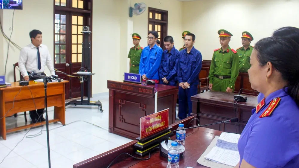 Các bị cáo tại phiên xét xử sơ thẩm. Ảnh: BẢO BẢO Xử vụ án lưu hành tiền giả ở tỉnh Hậu Giang