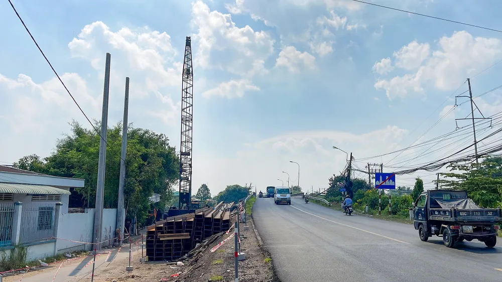 Công trình cầu Ô Môn đang chậm khoảng 60 ngày so với kế hoạch, do vướng mặt bằng. Ảnh: CHÂU ANH Có 3 cầu trong dự án nâng cao tĩnh không cầu ở TP Cần Thơ chưa bàn giao được mặt bằng